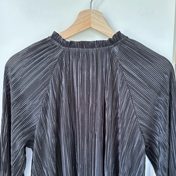 Banana Republic Long Sleeve Plisse Dress, size XS - Picture 4 of 5